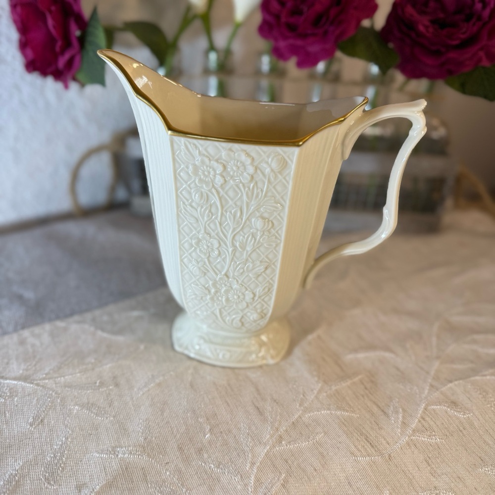 Vintage Lenox Carolina Collection‎ 20 oz. pitcher. 24k trim.